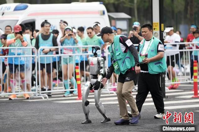 4月19日7点30分，全球首个人形机器人半程马拉松北京亦庄开跑。记者 张祥毅 摄