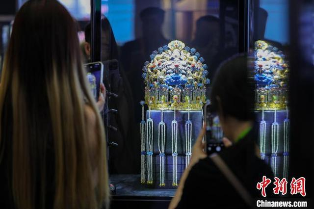 4月13日，第五届中国国际消费品博览会在海南海口举行。图为展出的“非遗凤冠”吸引参观者。中新网记者 骆云飞 摄