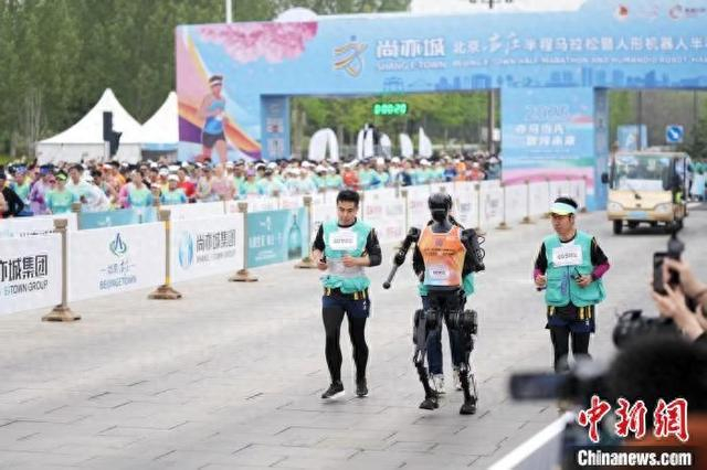 4月19日7点30分，全球首个人形机器人半程马拉松北京亦庄开跑。记者 张祥毅 摄