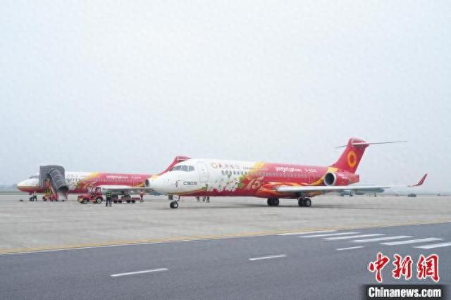 4月19日，由成都航空湿租给越捷航空的两架国产客机C909正式开通“河内=昆岛=胡志明”航线。黄伟城 摄