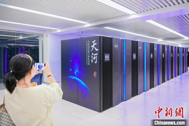 图为嘉宾在位于天津市滨海新区的国家超算中心参观“天河”计算机。记者 佟郁 摄