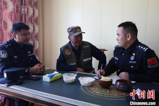 图为钢巴图与边境派出所民警一起交流。斯庆花 摄