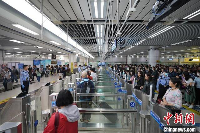 18日，众多旅客经深圳湾口岸出入境。谷玉漫 摄
