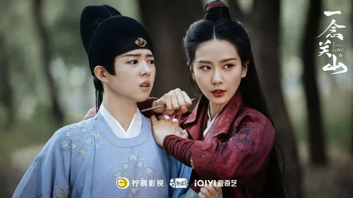 《一念关山》剧照，左为何蓝逗