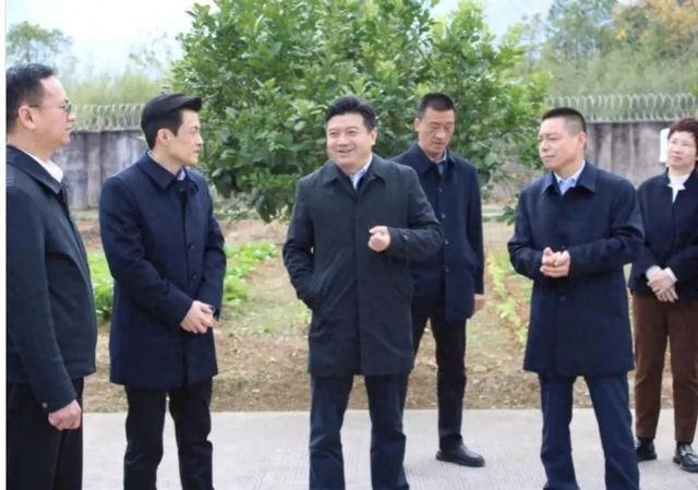 左起第三人为邱继兴。/图源：湖南机场集团官方网站