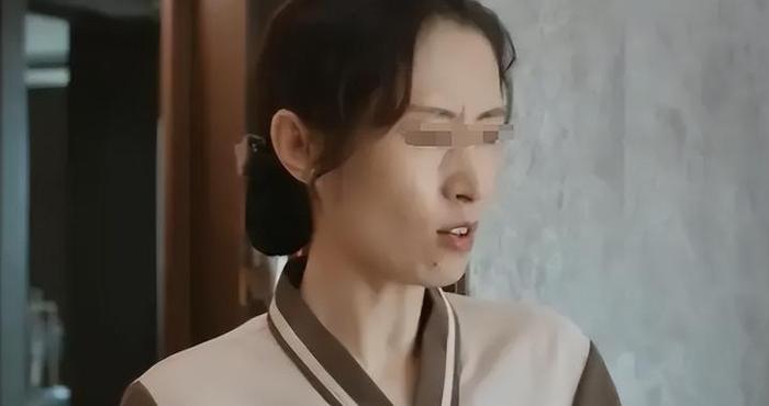 给县长当9年保姆，离开时他给我个盒子,本以为是钱,打开后愣住了