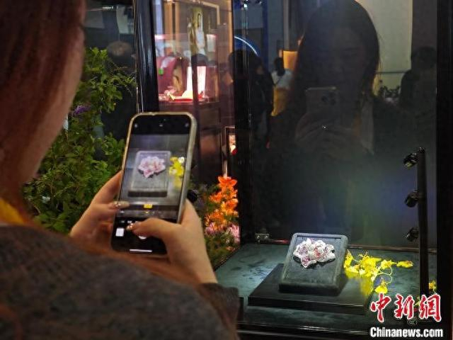 4月17日，第五届中国国际消费品博览会在海南举行，“国潮”珠宝吸引观众驻足欣赏、拍照。 张月和 摄