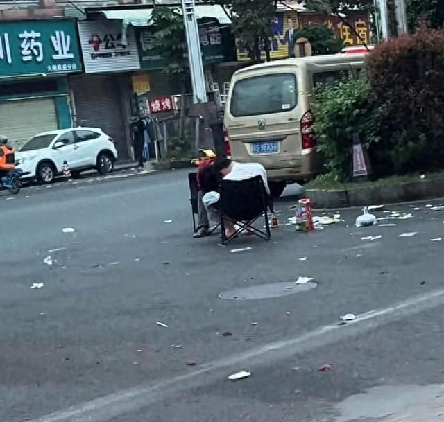 店家称两男子为了让对方结账在路边装睡。网络截图。