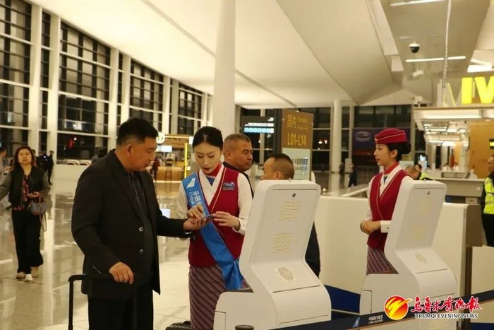 南航新疆分公司工作人员协助乘客值机。南航新疆分公司供图