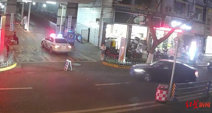 65岁婆婆饭后散步被毒蛇咬伤，警车开道紧急送医已脱险__财经头条__新浪财经