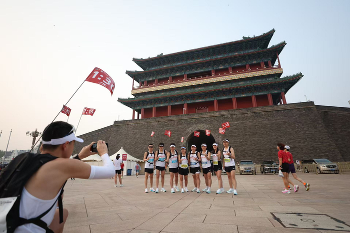 官方配速员赛前合影。 新京报记者 王飞 摄