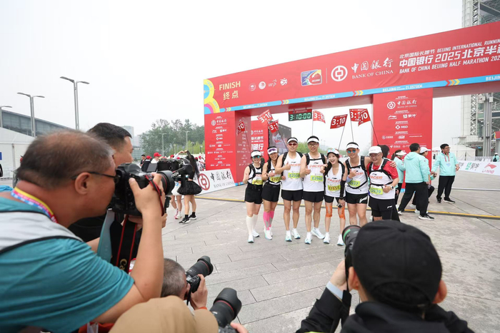 310官方配速员赛后合影，右一为汪涌。 新京报记者 王飞 摄