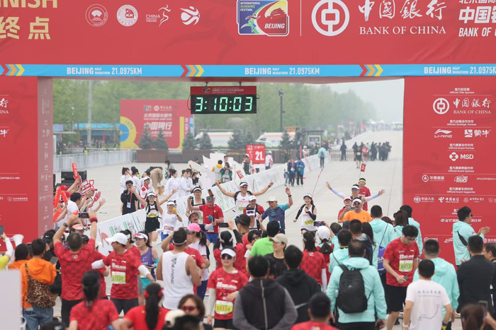 官方配速员带领大家一起冲线。 新京报记者 王飞 摄