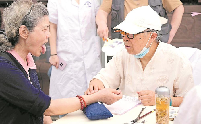     专家为群众把脉问诊。