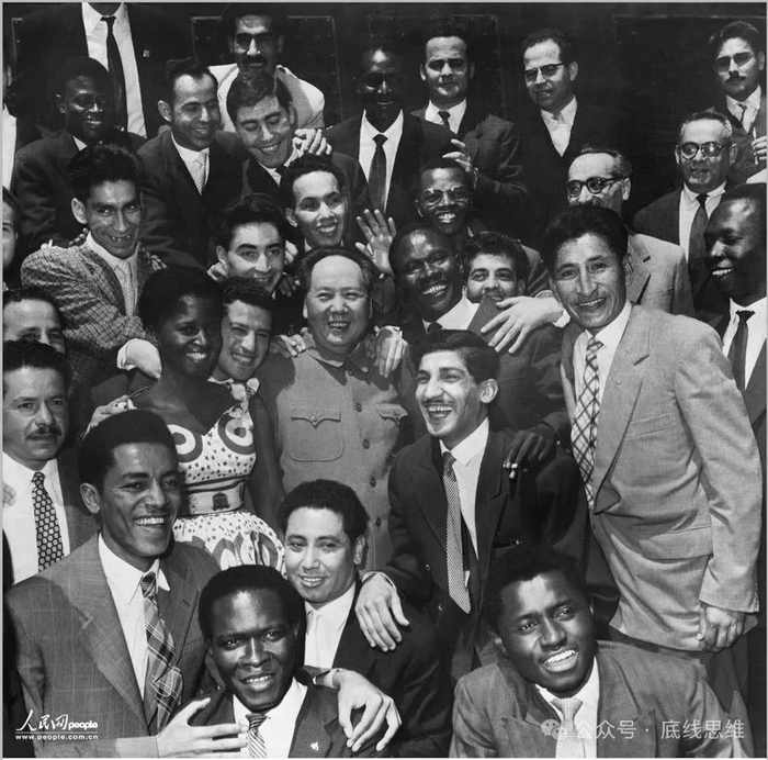 我们的朋友遍天下，毛泽东和亚非拉青年在一起。（1958年，侯波摄）