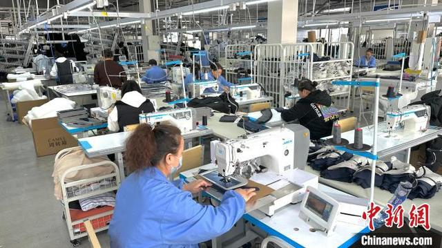 4月15日，吉林四平一服装工厂正在赶制海内外订单。 郭佳 摄