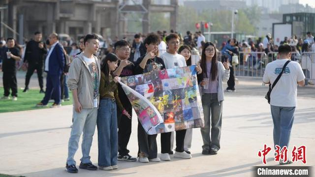 图为4月19日，2025石家庄“Rock Home Town”原创音乐节现场歌迷合影。 石家庄文化旅游投资集团供图