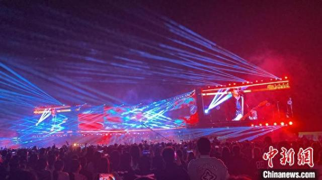 4月19日，2025石家庄"Rock Home Town"原创音乐节演出现场。 李玉素 摄