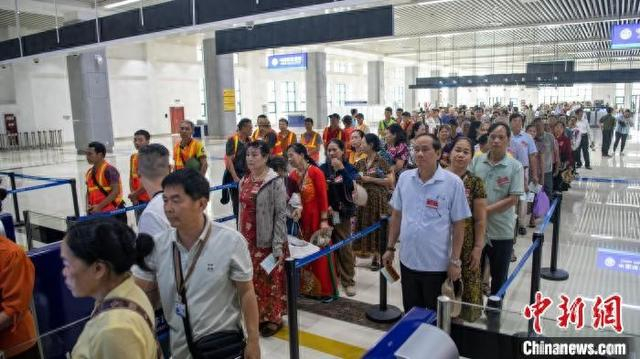 4月19日，越南旅游团在东兴口岸通关。翟李强 摄