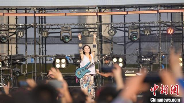 图为4月19日，雾也至乐队与现场歌迷互动。 石家庄文化旅游投资集团供图 