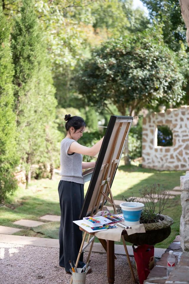 小冯在婚礼上作画。 受访者供图 