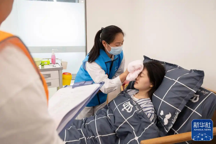 4月19日，在江苏省长期照护师职业技能等级认定南通考点操作技能考场，考生在进行操作技能考试。新华社发（嵇子鉴摄）