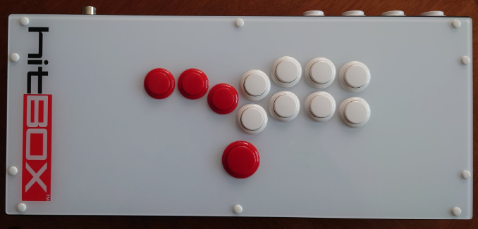 经典Hitbox按键布局，最底部的红色按键映射“上方向”