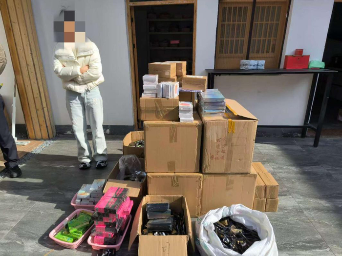 海淀区市场监管局联合警方查扣问题减肥产品。海淀区市场监管局供图