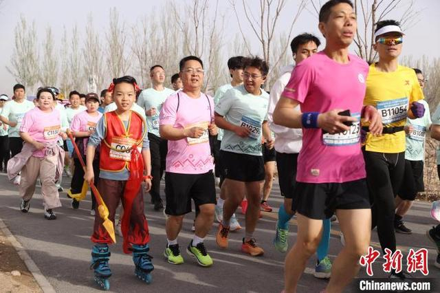 图为参赛选手进行比赛。中新社记者 于晶 摄