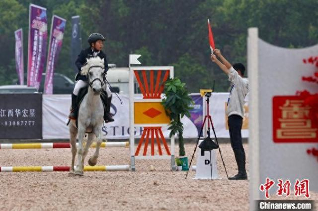 图为2025年江西省青少年马术锦标赛暨中部三省中三角马术场地障碍公开赛现场。刘占昆 摄