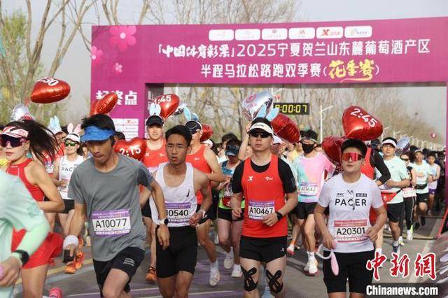 图为参赛选手进行比赛。中新社记者 于晶 摄