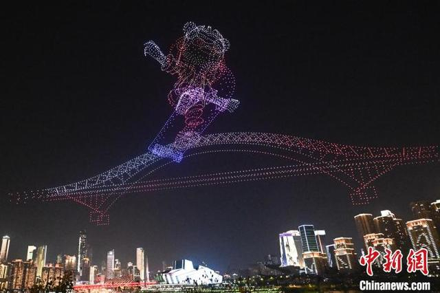 图为无人机表演现场。中新社记者 何蓬磊 摄