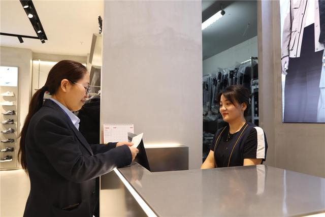 乌兰浩特欧亚购物中心工作人员到商户检查七天无理由退换货情况。（资料图）