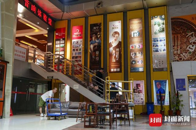 4月19日，广东音像城的商户正在撤场。杨峰/摄