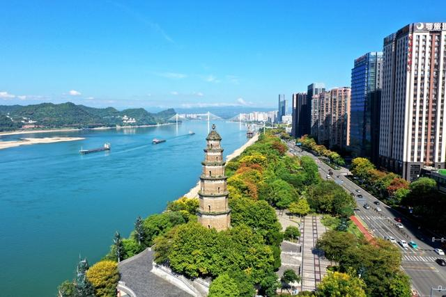 宜昌在长江边修建起公园。 视觉中国 图