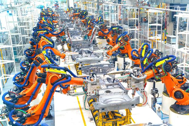 2024年宜昌GDP达到6191亿元，成为“中部非省会第一城”，图为宜昌的一家汽车工厂生产线。 视觉中国 图