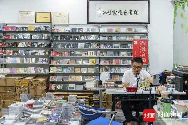正在直播推广公司唱片的广东龙源音像有限公司店长徐泽伟。杨峰/摄