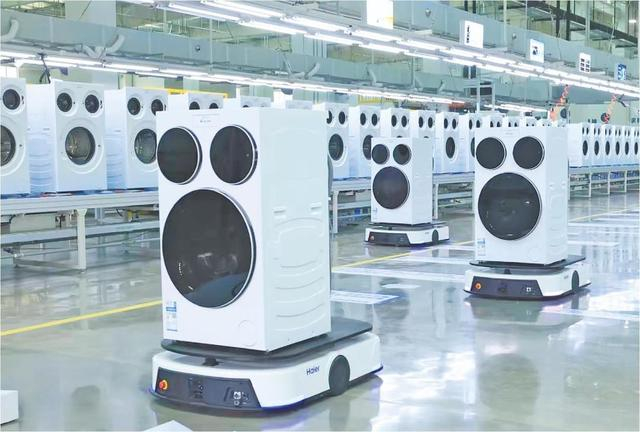 首批Leader一体三滚筒“懒人洗衣机”在海尔上海洗衣机互联工厂下线。（□资料图）