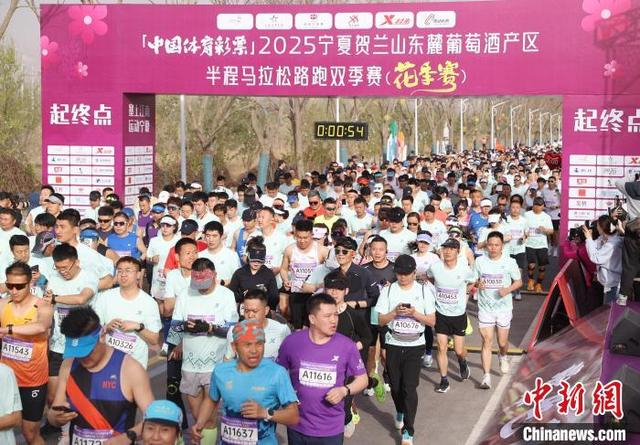 图为参赛选手进行比赛。中新社记者 于晶 摄