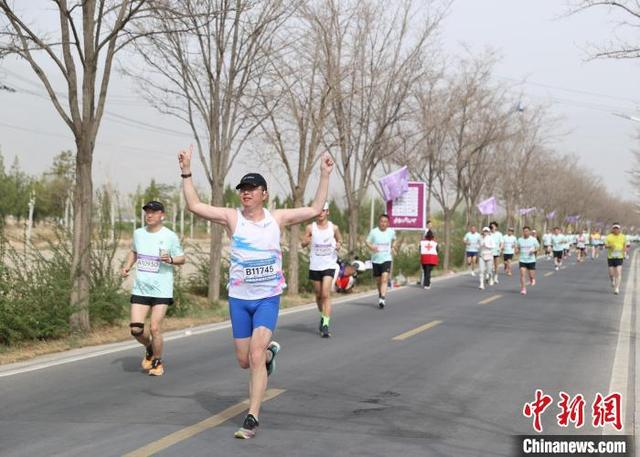 图为参赛选手进行比赛。中新社记者 于晶 摄