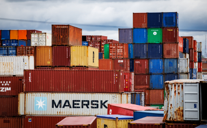 ▲当地时间2025年4月12日，美国巴尔的摩港口堆积的集装箱。图/IC photo