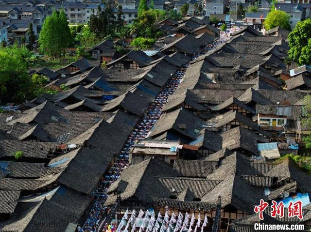 图为航拍新添驿站古道长街宴现场。任珏鑫 摄