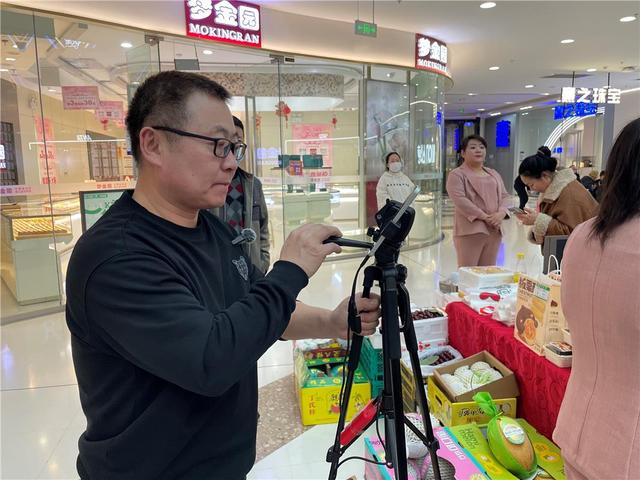 商家正在进行线上直播。（资料图）