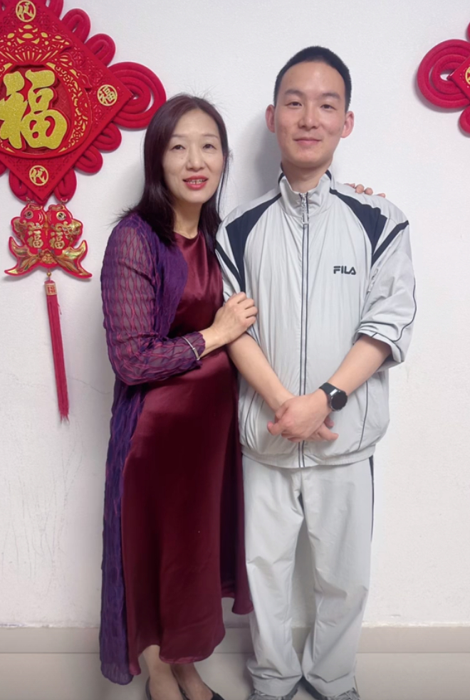 谢浩男晒与妈妈合影。