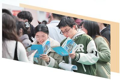 天津医科大学春招现场，同学们在了解就业信息。刘东岳摄