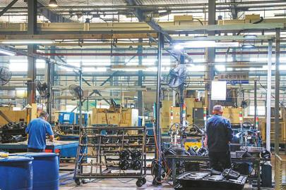 员工在电驱桥生产线上作业。 雅安观察 黄刚 摄