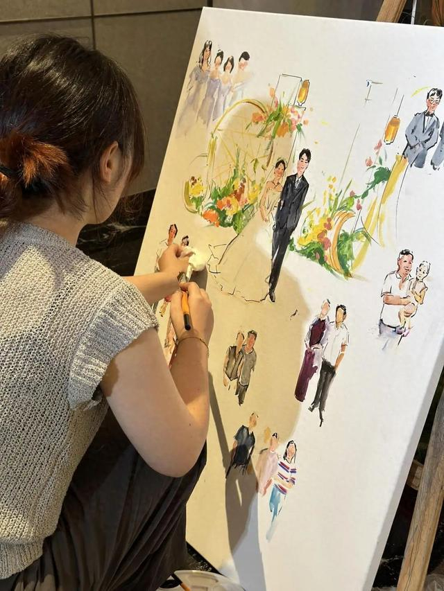 小冯在婚礼上作画。 受访者供图 
