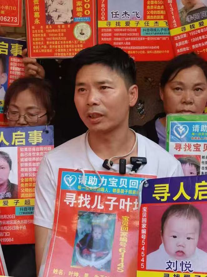 4月20日，陈生梨在贵州纳雍接受采访。此前，陈生梨曾是许多寻亲热点事件的“背景板”。澎湃新闻记者 王鑫 图