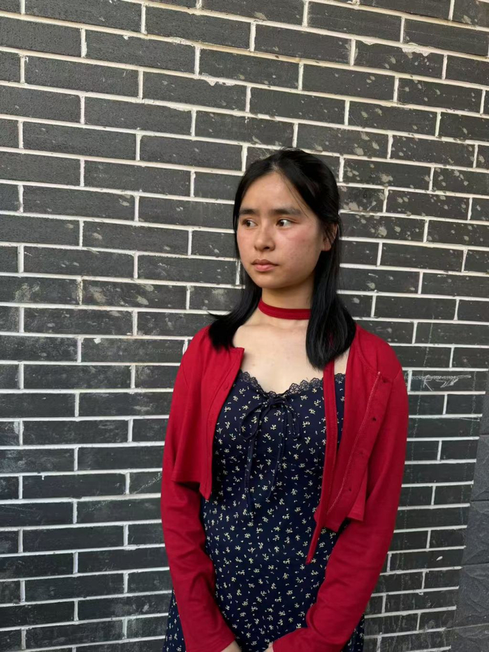 陈金凤身上穿的这一身，是陈杨梅为她挑选的。澎湃新闻记者 王鑫 图