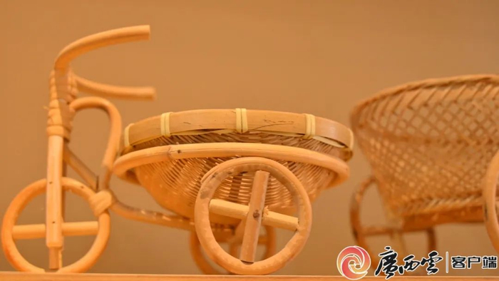 结合当下潮流，制作的竹编手工艺品。谢颖初 摄